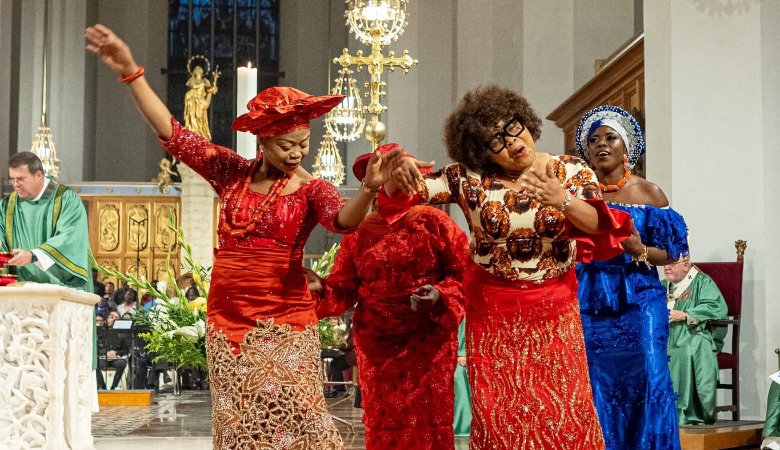 Liturgischer Tanz beim Gottesdienst der Nationen 2025 im Münchner Dom.