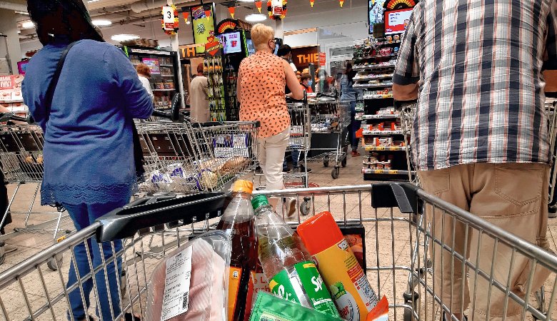 Theresa Reischl empfindet es als ungerecht, wenn sich Menschen an der Kasse vordrängeln – und verspürt zugleich den Wunsch, auch mal so zu handeln.