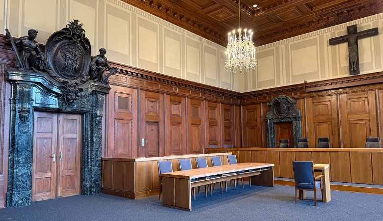 Blick auf die Anklagebank im Schwurgerichtssaal 600 im Nürnberger Justizpalast.