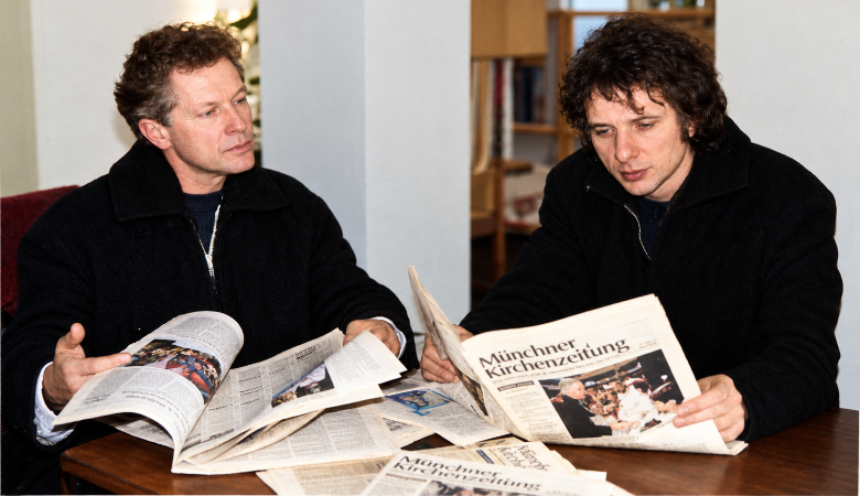 Die Tatort«-Kommissare Ivo Batic (Miro Nemec, links) und Franz Leitmayr (Udo Wachtveitl) durchforsten die Münchner Kirchenzeitung.