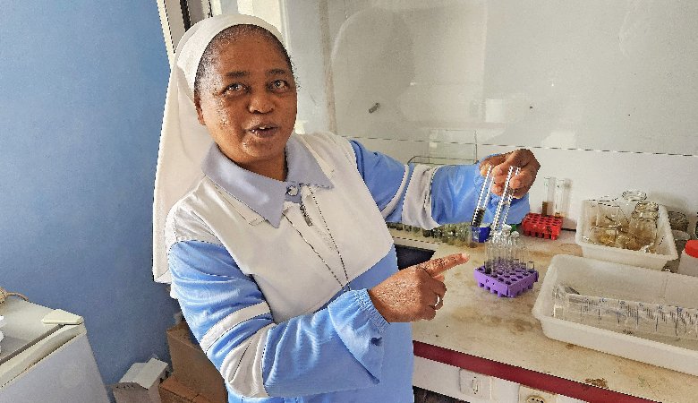 Schwester Claudine stellt Cimopar her. Die Pflanzen dafür ernten Menschen  aus der Region.
