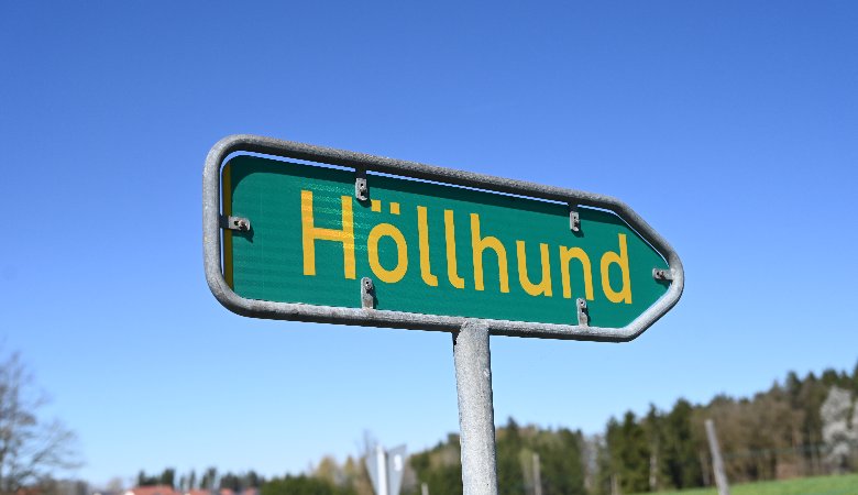 „Höllhund“ ist der kuriose Name einer Einöde im dünn besiedelten Bauernland zwischen Waldkraiburg und Trostberg.
