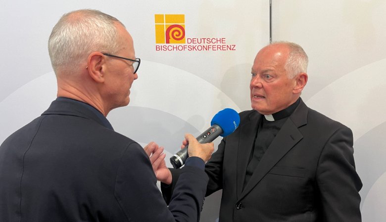 Weihbischof Anton Losinger im Interview mit innehalten.de Chefreporter Alois Bierl am Rande des Herbsttreffens der katholischen Bischöfe in Fulda.