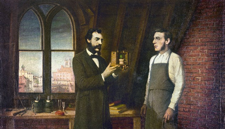 Das Gemälde zeigt Alexander Graham Bell zusammen mit seinem Assistenten Thomas Augustus Watson in der Werkstatt.