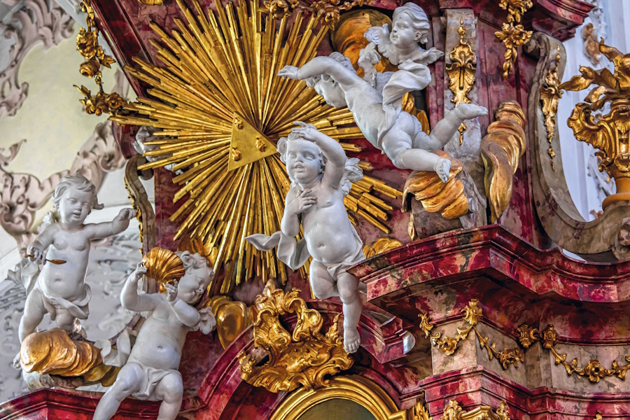 In der ehemaligen Stiftskirche und heutigen Pfarrkirche Mariä Geburt in Rottenbuch tummeln sich die Engerl in Scharen.