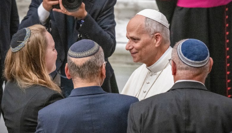 Papst Leo XIV. spricht am 28. Oktober 2025 mit Juden bei einer Gedenkfeier im Vatikan anlässlich der Verabschiedung der Konzilserklärung 