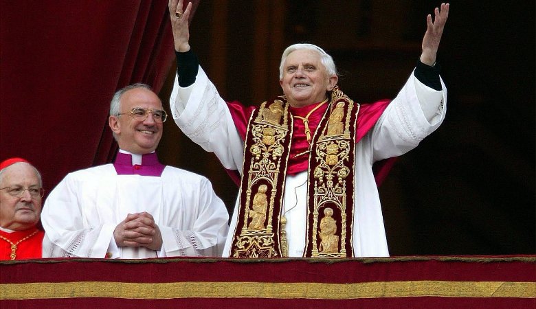 Papst Benedikt XVI. zeigt sich nach seiner Wahl auf der Benediktionsloggia des Petersdoms den Gläubigen.