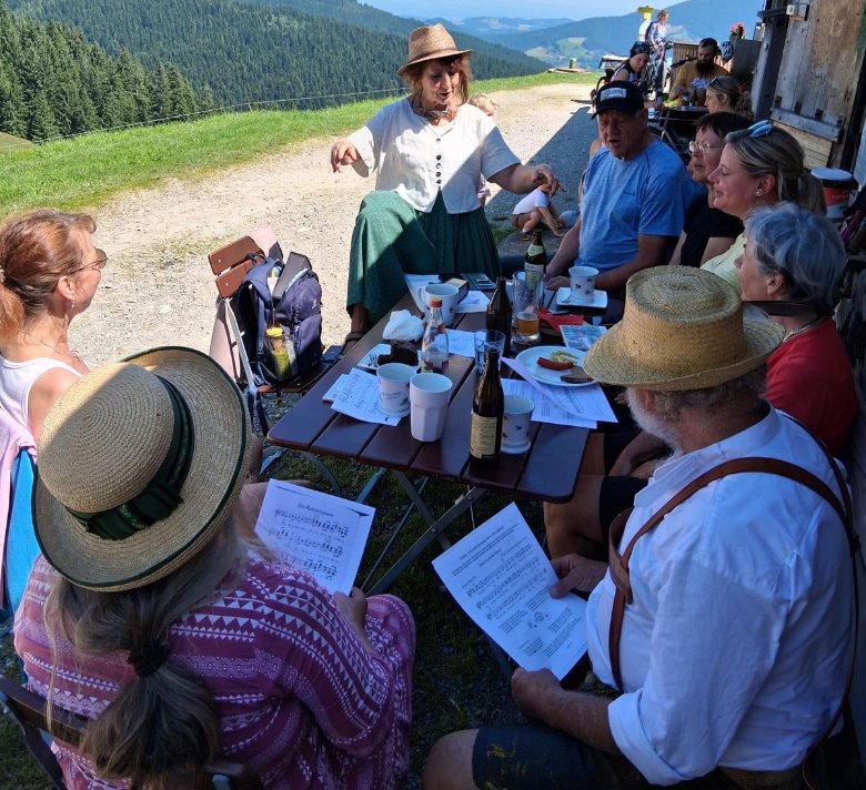 Renate Winklmüller mit ihrer Jodel-Gruppe auf der Kreuzberg-Alm zwischen Schliersee und Tegernsee.