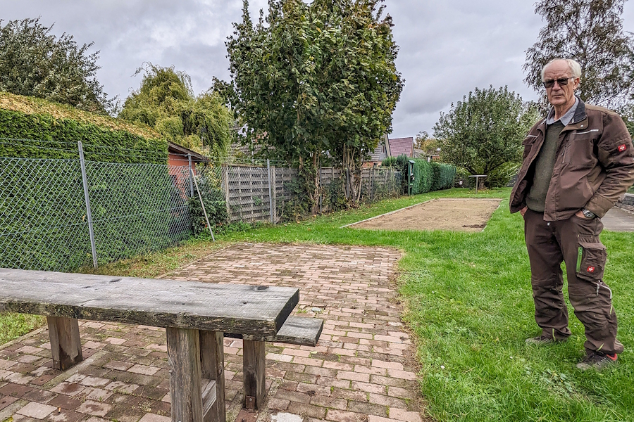 Friedhofsgärtner Uwe Pusback neben der Boulebahn auf dem Friedhof Lauenburg.