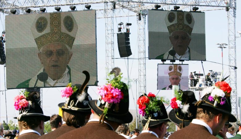 Trachtler blicken zur Altarinsel bei der Papstmesse in München-Riem 2006.
