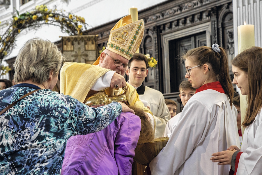 Kardinal Reinhard Marx bei einer Erwachsenentaufe in St. Michael in München.