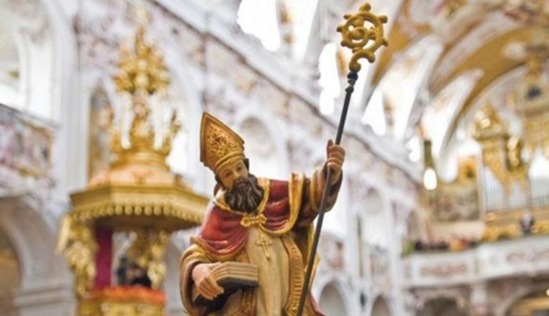 Statue des heiligen Korbinian im Freisinger Dom.