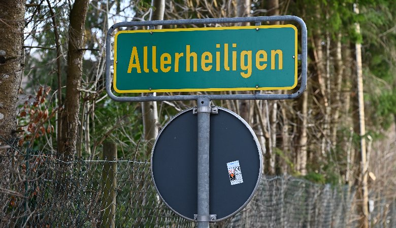 In der Gemeinde Warngau gibt es einen Ort namens Allerheiligen.