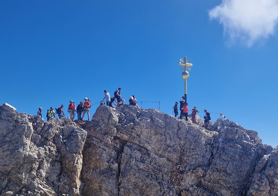 Das Original-Gipfelkreuz auf der Zugspitze bleibt bei Touristen ein beliebtes Fotomotiv.