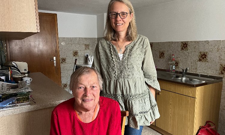 Angelika Rudolph und Katharina Stöckl (sitzend) haben sich als Tandem gefunden.