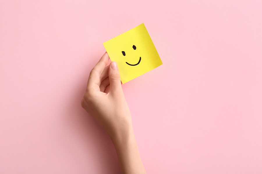 Auf der Website werden kurze positive Nachrichten wie auf Post-its gesammelt.