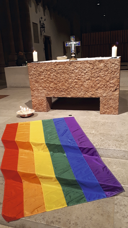 Kardinal Reinhard Marx zelebrierte am 13. März 2022 in der Münchner Pfarrkirche St. Paul einen „queerGottesdienst“. Damit setzte er anlässlich des 20-jährigen Bestehens dieses Gottesdienstformats in der Erzdiözese ein Zeichen dafür, dass auch nicht-hetero