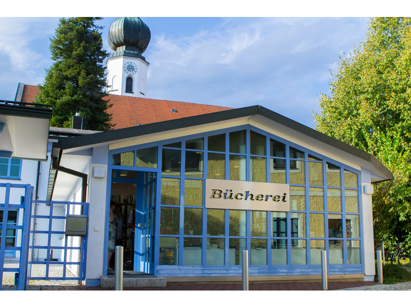 Ein modernes Gebäude mit Glasfassade, auf der 