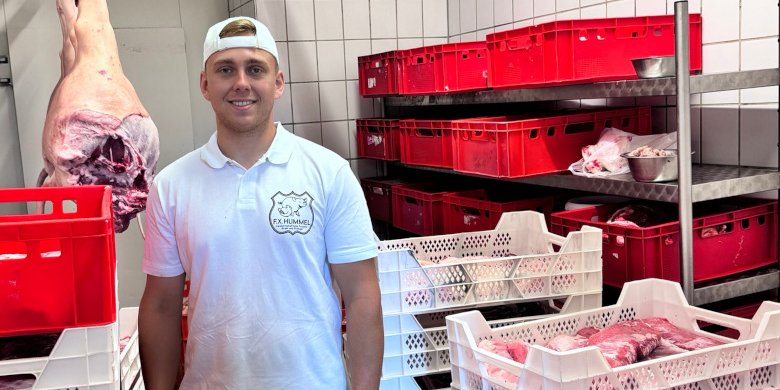 Metzgermeister Jonas Hummel bei der Fleisch- und Wurstherstellung im Kloster Plankstetten.