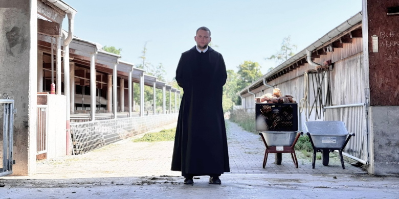 Bruder Hrabanus vor den Schweine-Stallungen des Klosters Plankstetten.