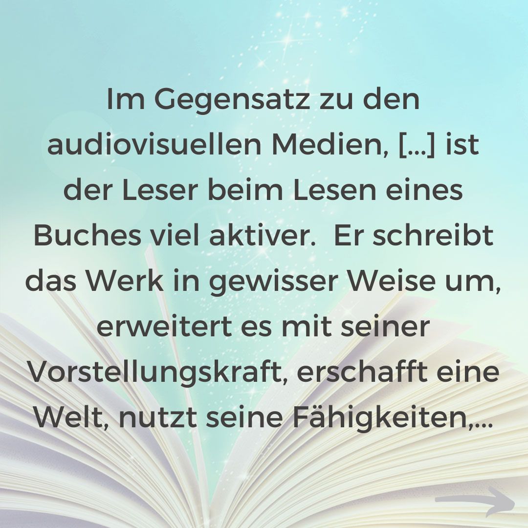 Aufgeschlagenes Buch mit leuchtenden Seiten vor einem blauen Hintergrund. Darüber ein Zitat: 