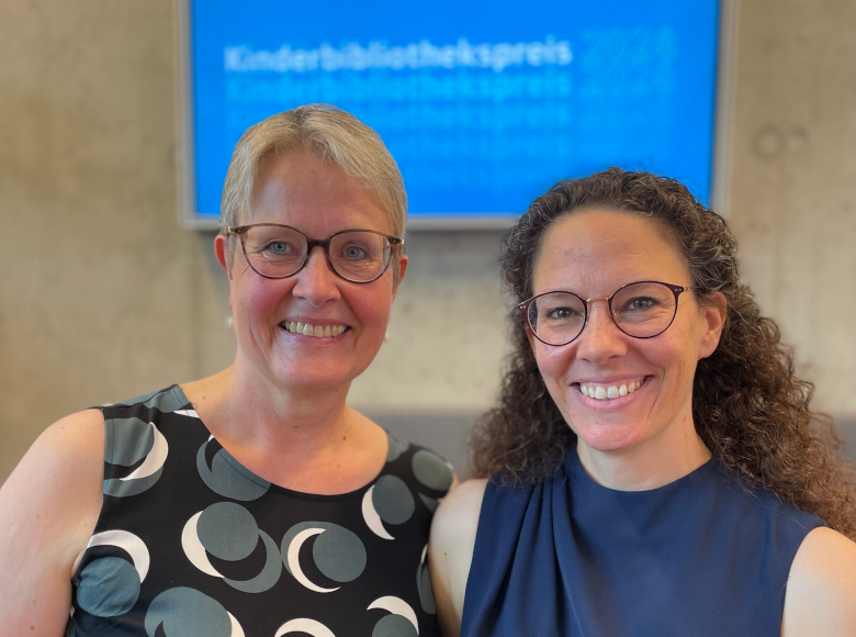 Martina Leßmann und Antia Gmell aus Ergolding bei Landshut durften den Sonderpreis des Kinderbibliothekspreises 2024 entgegennehmen.