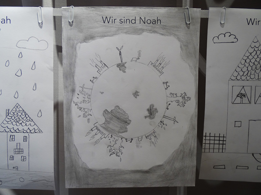 Schüler wie die 4-Klässlerin Ida haben Bilder zur Geschichte der Arche Noah und ihren Erlebnissen während des Hochwassers gemalt.