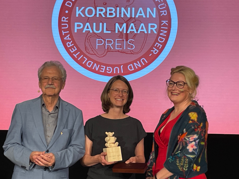 Verleihung des Paul-Maar-Preises an die Nachwuchsautorin Anne Becker (v.l.n.r. Paul Maar, Anne Becker, Claudia Pecher)