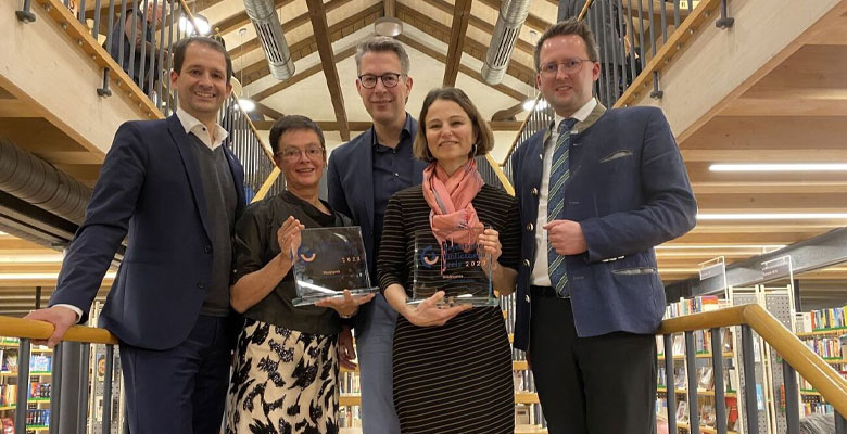 Kunstminister Markus Blume (Mitte) beim Bayerischen Bibliothekspreis 2023 in Rosenheim mit (v.l.n.r.) Andreas M&auml;rz (Oberb&uuml;rgermeister Rosenheim), Susanne Delp (Leiterin Stadtbibliothek Rosenheim), Gabriele Huber (Leiterin Stadtb&uuml;cherei Bad 