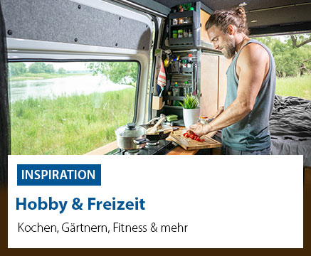 Mann mit zusammengebundenem Haar kocht in einem Van, umgeben von Natur. Text auf dem Bild: 