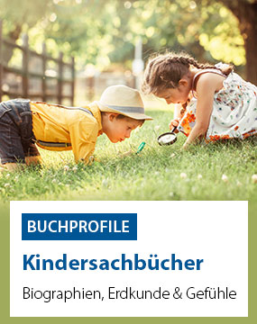 Zwei Kinder liegen auf einer Wiese. Ein Junge trägt einen Strohhut und ein gelbes Hemd, ein Mädchen hält eine Lupe. Text: 