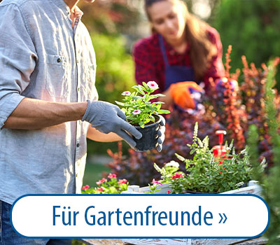 Personen arbeiten im Garten, eine Person hält einen Blumentopf mit blühenden Pflanzen. Text: 