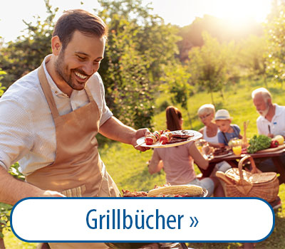 Ein Mann grillt im Freien und lächelt, während er Essen auf einem Grill zubereitet. Im Hintergrund sitzt eine Gruppe von Menschen an einem Tisch im Garten und genießt eine Mahlzeit. Text im Bild: 