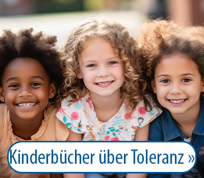 Drei lächelnde Kinder unterschiedlicher Herkunft sitzen nebeneinander im Freien. Text: 