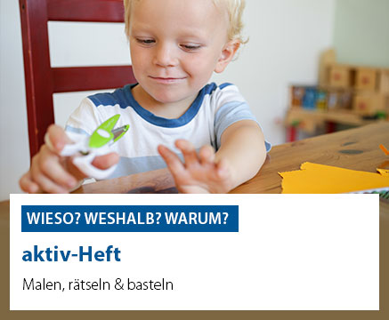 Ein Kind schneidet mit einer Schere Papier aus. Im Hintergrund sind Bücher und Spielzeug zu sehen. Text auf dem Bild: 