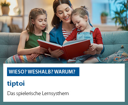 Eine Frau sitzt mit zwei Kindern auf einem Sofa und liest ein Buch. Die Kinder schauen interessiert auf das Buch. Unten im Bild steht: 