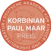 Rundes Logo des Korbinian Paul Maar Preises der Deutschen Akademie für Kinder- und Jugendliteratur, mit einem Bären, der ein Buch hält.