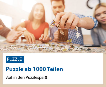 Vier Personen sitzen an einem Tisch und setzen gemeinsam ein Puzzle mit über 1000 Teilen zusammen. Im Vordergrund liegt das Puzzle, während die Personen konzentriert daran arbeiten.