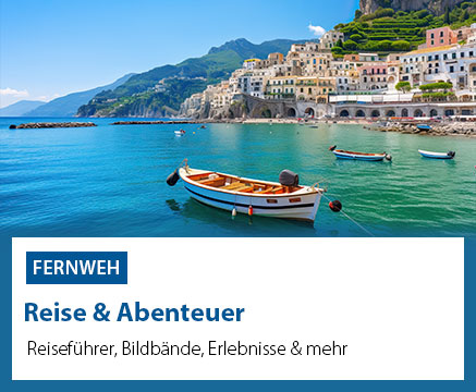 Küstenlandschaft mit türkisfarbenem Wasser, einem kleinen Boot im Vordergrund und einer malerischen Stadt mit weißen Gebäuden und grünen Hügeln im Hintergrund. Text: 