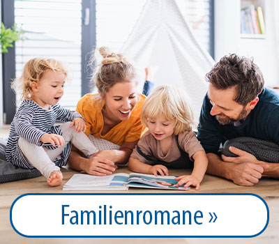 Eine Familie mit zwei kleinen Kindern liegt auf dem Boden und schaut gemeinsam in ein Buch. Im Vordergrund steht der Text 