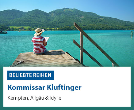 Eine Person mit Hut sitzt auf einem Steg und liest ein Buch, umgeben von einem türkisfarbenen See und grünen Bergen im Hintergrund. Text: 