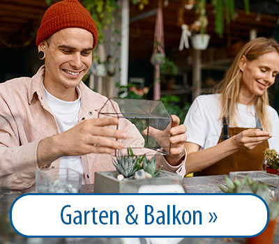 Zwei Personen sitzen an einem Tisch und gestalten kleine Gartenprojekte. Im Vordergrund hält eine Person ein Glasgefäß, während die andere Person Pflanzen arrangiert. Im Hintergrund sind Pflanzen und Gartenzubehör zu sehen. Text: 