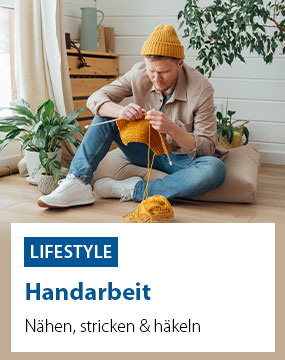 Ein Mann sitzt auf dem Boden in einem gemütlichen Raum und strickt mit gelber Wolle. Er trägt eine gelbe Mütze und eine beige Jacke. Im Hintergrund sind Pflanzen und Holzmöbel zu sehen. Text auf dem Bild: 