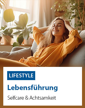 Eine lächelnde Frau in einem gelben Kleid sitzt entspannt auf einem Sofa, umgeben von Zimmerpflanzen. Text auf dem Bild: 