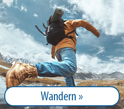 Eine Person in Outdoor-Kleidung mit Rucksack und zusammengerollter Isomatte springt über einen kleinen Bach in einer Berglandschaft. Im Vordergrund sind Wanderstiefel zu sehen, im Hintergrund schneebedeckte Berge und ein blauer Himmel. Unten steht der Tex